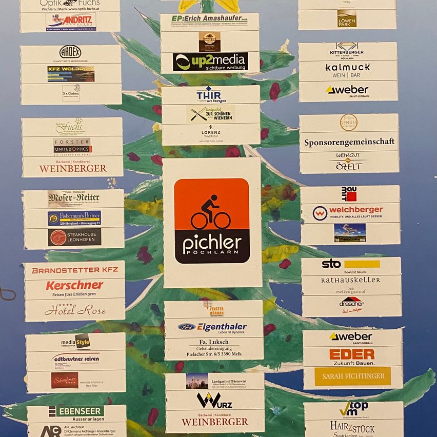 Ein Weihnachtsbaum, geschmückt mit verschiedenen Visitenkarten und Etiketten. Bemerkenswerte Marken sind Kalmuck, Weber, Pichler und andere. Der Baum ist festlich dekoriert.