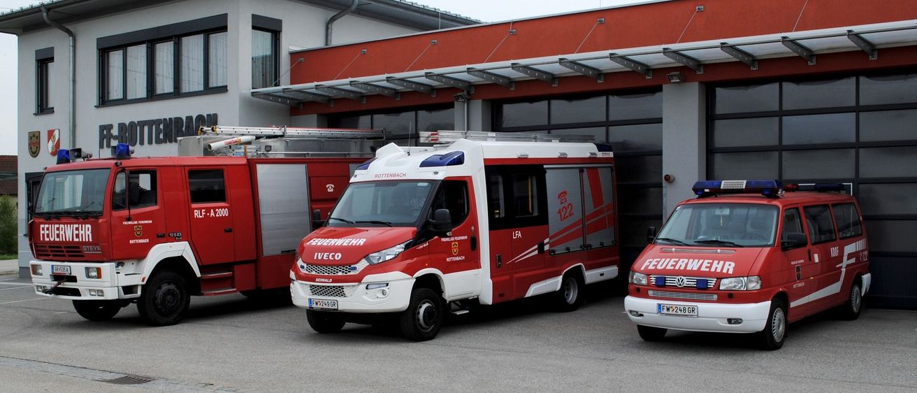 Bild enthält, Moving Van, Transportation, Van, Vehicle, Truck, Fire Station, Fire Truck