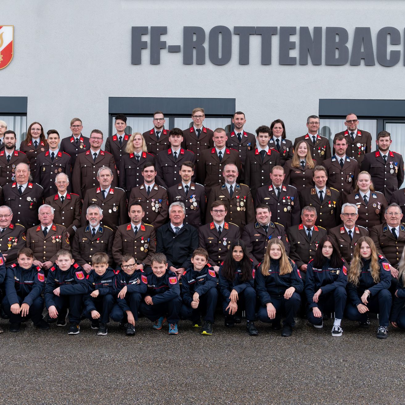 Bild enthält, People, Person, Groupshot, Shoe, Team, Pants, Tie, Glasses, Suit, Face