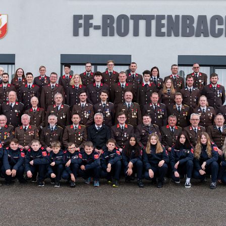 Bild enthält, People, Person, Groupshot, Shoe, Team, Pants, Tie, Glasses, Suit, Face