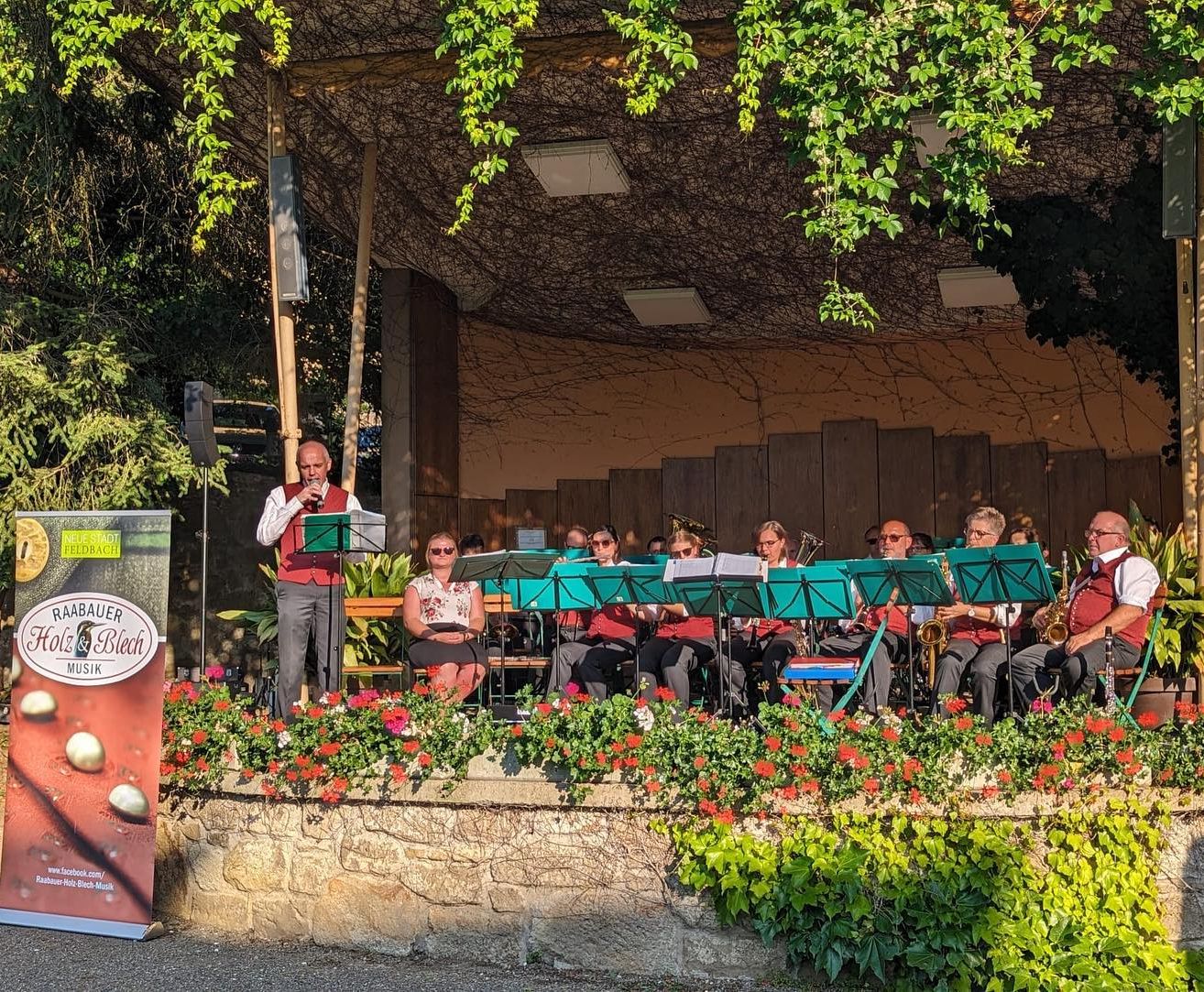 Bild enthält, Crowd, Person, Adult, Male, Man, Audience, Speech, Nature, Outdoors, Face