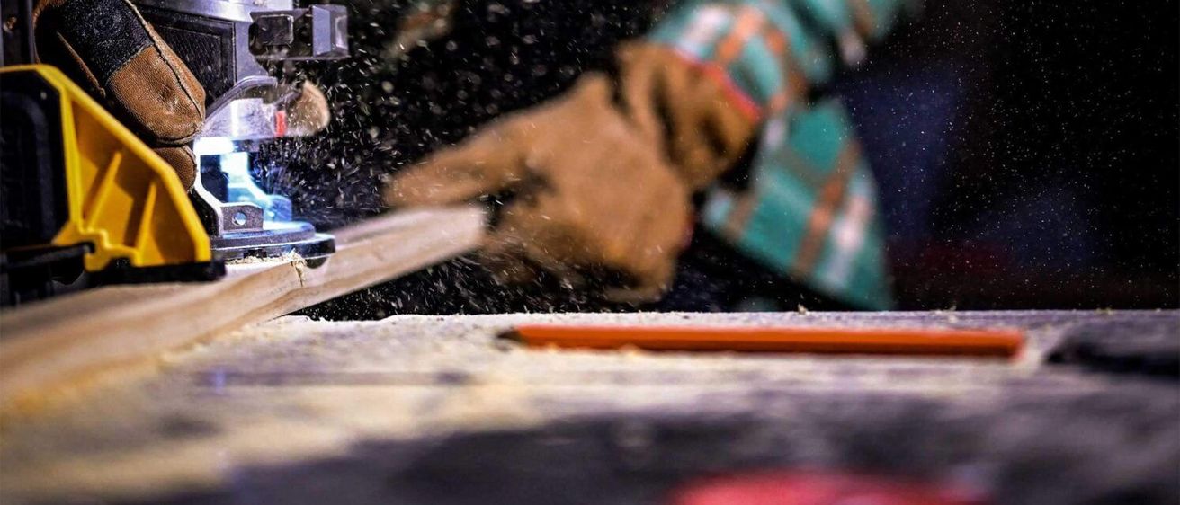 Bild enthält, Person, Worker, Woodworking, Face, Head