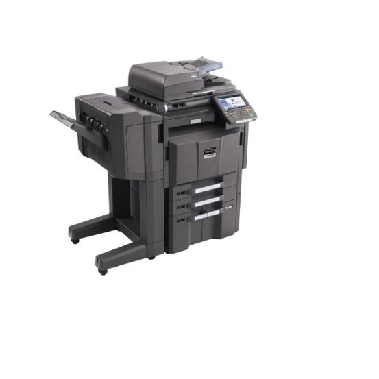 Ein schwarzer Multifunktionsdrucker mit Touchscreen-Schnittstelle wird auf weißem Hintergrund dargestellt.