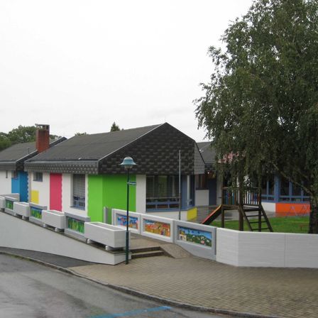 Bild enthält, Hotel, Resort, Housing, Neighborhood, Outdoors, House, Person