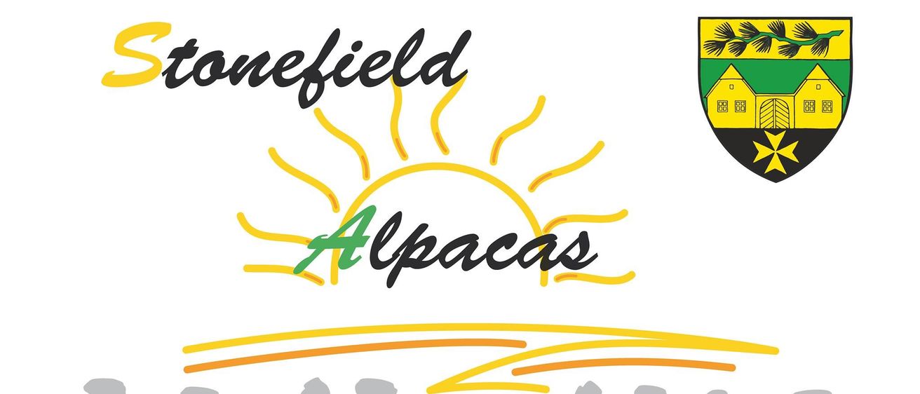 Das Logo von Stonefield Alpakas zeigt eine Sonne, eine grasbewachsene Fläche und einen Wappenschild mit gelbem und grünem Hintergrund.