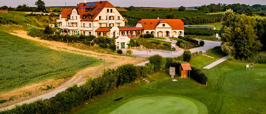 Bild enthält, Outdoors, Field, Nature, Countryside, Person, Building, Housing, Golf Course, Rural