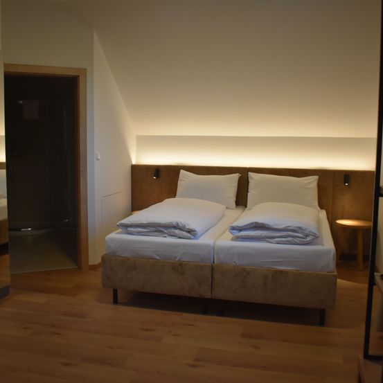 Bild enthält, Floor, Flooring, Wood, Interior Design, Hardwood, Plywood, Furniture, Bed, Living Room, Bedroom