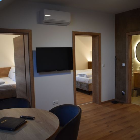 Bild enthält, Floor, Flooring, Wood, Interior Design, Hardwood, Plywood, Screen, Monitor, Living Room, Book