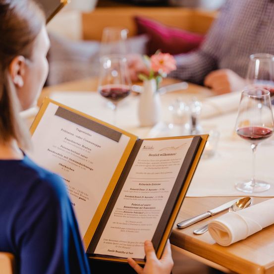 Bild enthält, Text, Head, Person, Face, Earbuds, Electronics, Adult, Male, Man