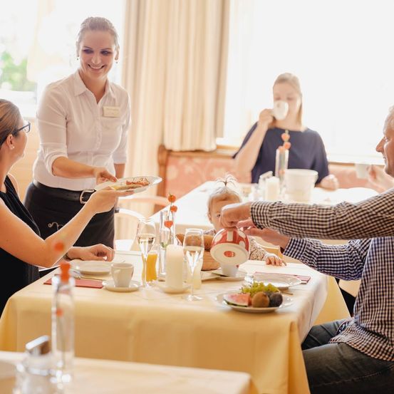Bild enthält, Brunch, Adult, Female, Person, Woman, Coffee Cup, People, Head, Face