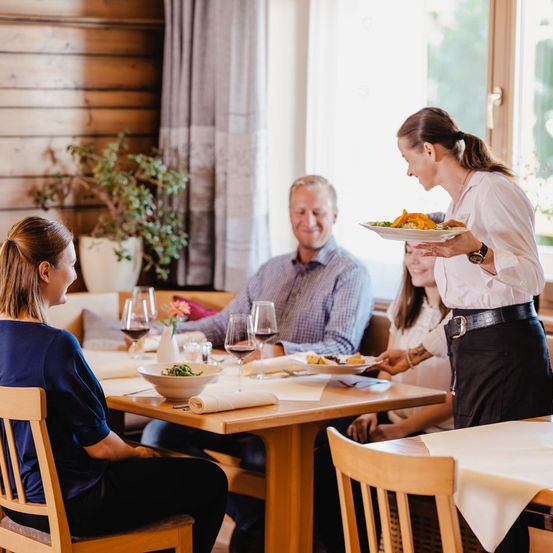Bild enthält, Person, Waiter, Adult, Female, Woman, Male, Man