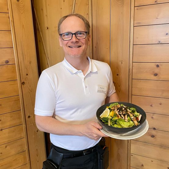 Bild enthält, Food, Food Presentation, Adult, Male, Man, Person, Waiter