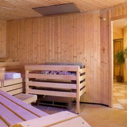Bild enthält, Indoors, Interior Design, Plant, Bed, Furniture, Sauna