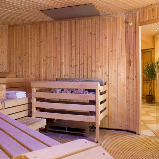 Bild enthält, Indoors, Interior Design, Plant, Bed, Furniture, Sauna