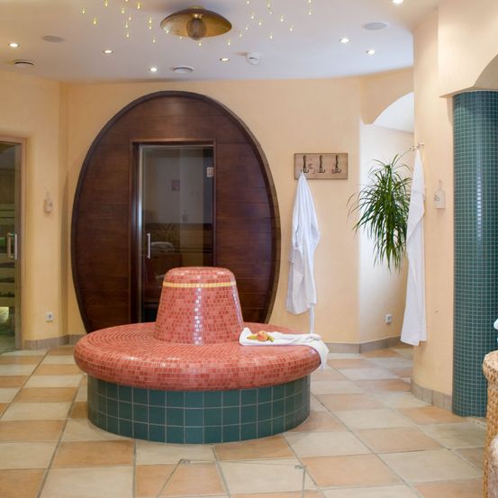 Bild enthält, Floor, Flooring, Indoors, Interior Design, Furniture, Living Room, Tile, Resort