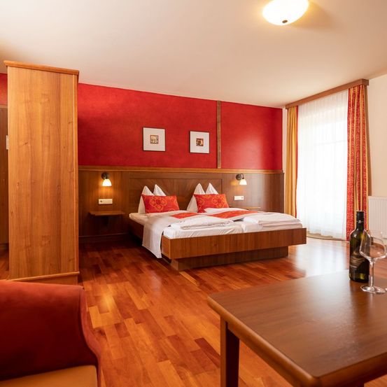 Bild enthält, Interior Design, Wood, Hardwood, Corner, Floor, Flooring, Stained Wood, Furniture, Home Decor, Bedroom