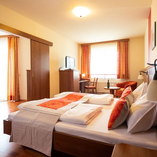 Bild enthält, Corner, Interior Design, Home Decor, Cushion, Bed, Furniture, Hotel, Monitor, Bedroom, Resort