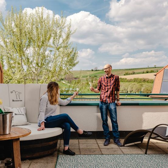 Bild enthält, Adult, Male, Man, Person, Female, Girl, Teen, Jeans, Romantic, Shoe