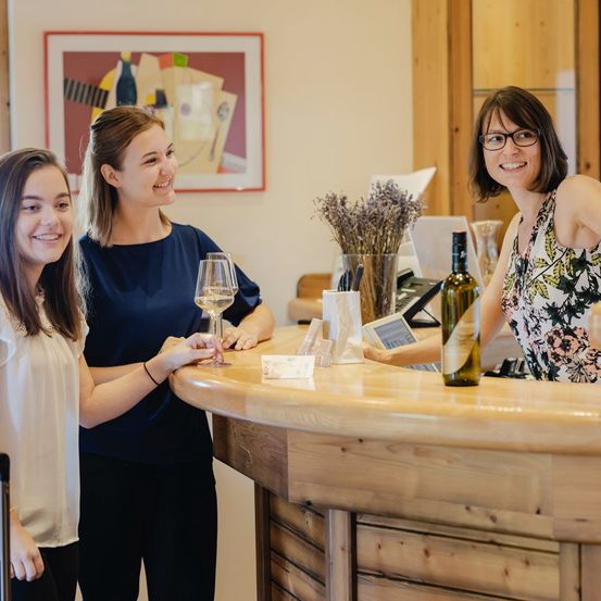 Bild enthält, Adult, Female, Person, Woman, Countryside, Nature, Outdoors, Rural, Farm, Beverage