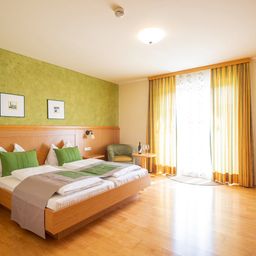 Bild enthält, Corner, Indoors, Interior Design, Home Decor, Cushion, Furniture, Bed, Bedroom, Floor, Wood