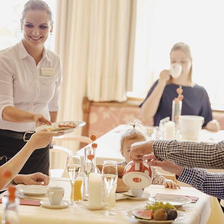 Bild enthält, Brunch, Adult, Female, Person, Woman, Male, Man, People, Baby, Head