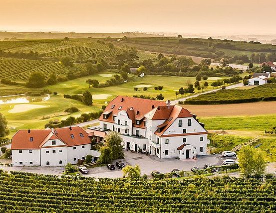 Bild enthält, Building, Outdoors, Nature, Countryside, Car, Rural, Housing, House, Aerial View, Village