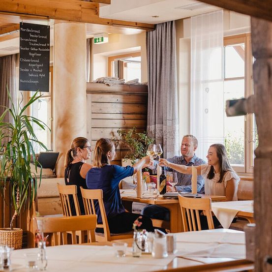 Bild enthält, Indoors, Restaurant, Cafe, Adult, Male, Man, Person, Cafeteria, Female, Woman