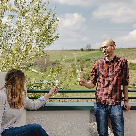 Bild enthält, Adult, Male, Man, Person, Nature, Outdoors, Female, Woman, Countryside, Romantic