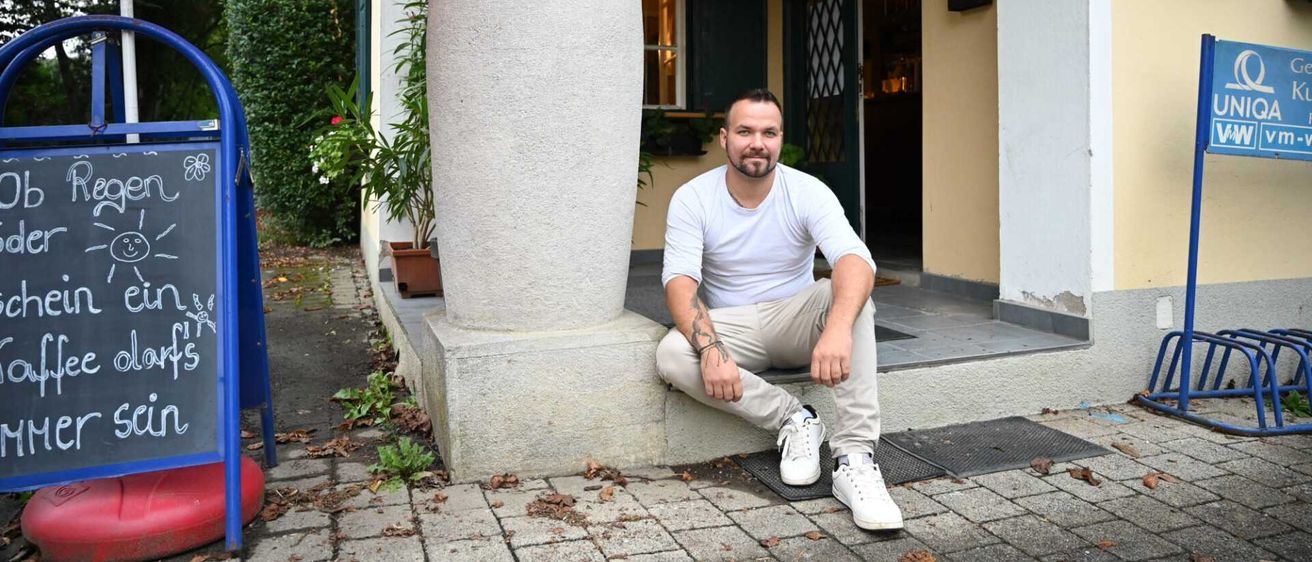 Bild enthält, Person, Sitting, Path, Walkway, Pants, Portrait, City, Street, Shelter, Man