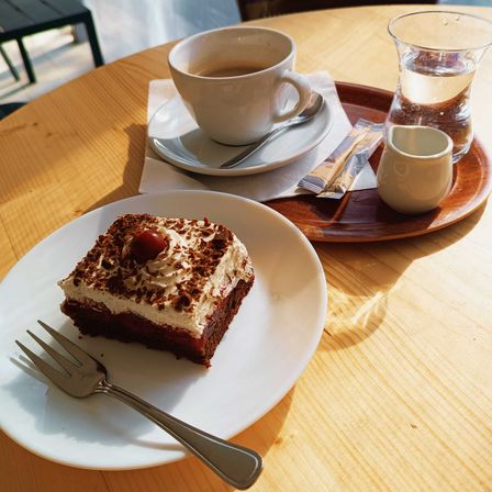 Bild enthält, Dessert, Food, Plate, Cup, Tiramisu, Cutlery, Fork