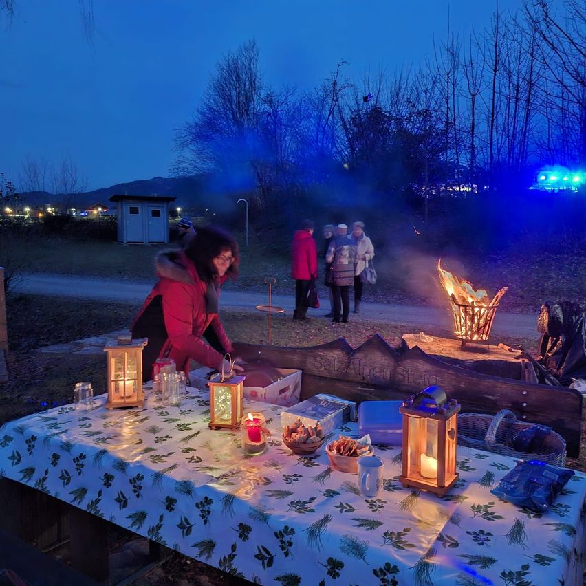 Bild enthält, Fire, Flame, Bonfire, Adult, Female, Person, Woman, Handbag, Candle, Outdoors