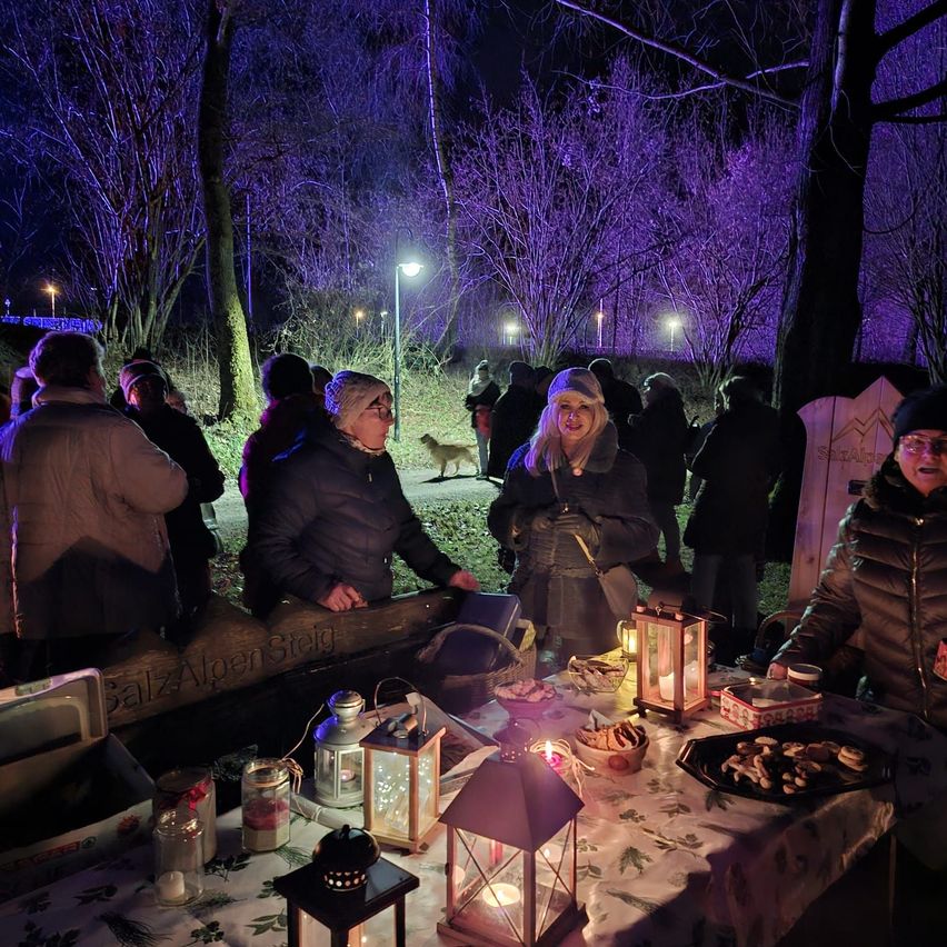 Bild enthält, Lighting, Adult, Female, Person, Woman, People, Urban, Night, Male, Man