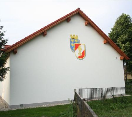 Bild enthält, Tree, Outdoors, Nature, Gate, Shelter, Housing