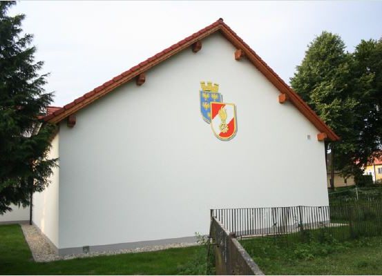 Bild enthält, Tree, Outdoors, Nature, Gate, Shelter, Housing