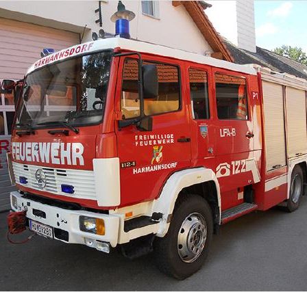 Bild enthält, License Plate, Transportation, Vehicle, Moving Van, Van, Truck, Fire Truck, Fire Station