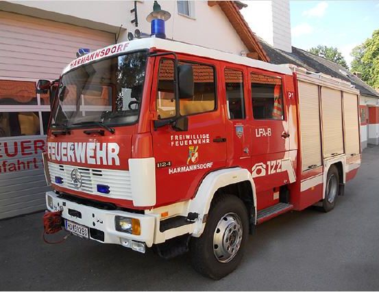 Bild enthält, License Plate, Transportation, Vehicle, Moving Van, Van, Truck, Fire Truck, Fire Station