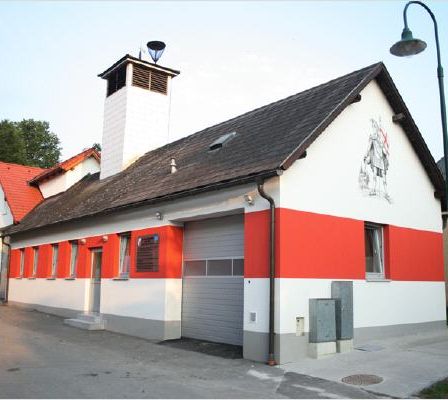 Bild enthält, Indoors, Outdoors, Nature, Countryside, Rural, Garage, Housing, Farm