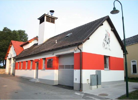 Bild enthält, Indoors, Outdoors, Nature, Countryside, Rural, Garage, Housing, Farm