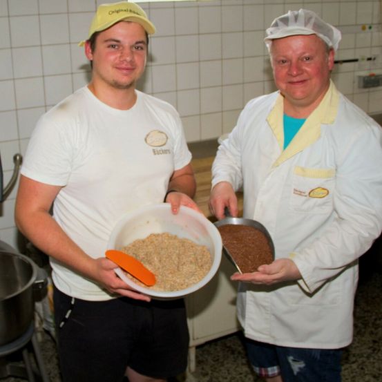 Bild enthält, Adult, Male, Man, Person, Face, Head, Bowl