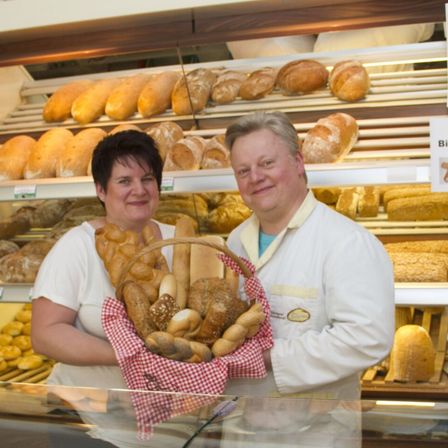 Bild enthält, Shop, Adult, Male, Man, Person, Bread, Female, Woman, Bakery, Face