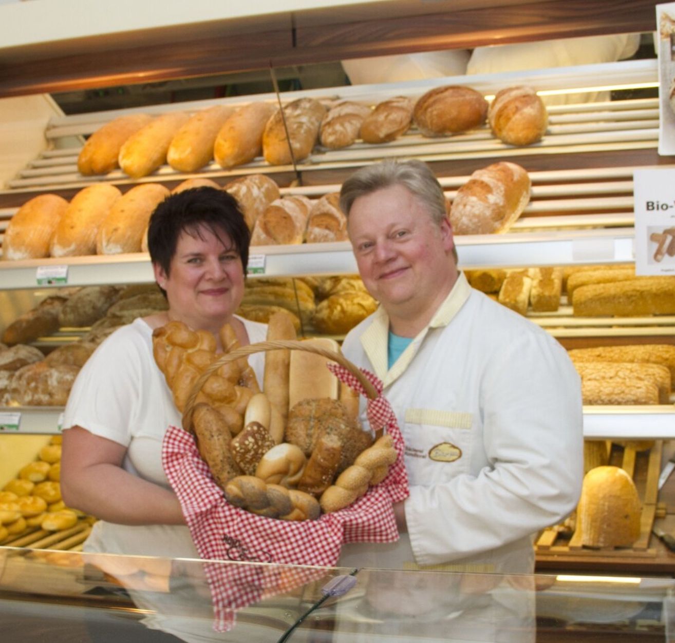Bild enthält, Shop, Adult, Male, Man, Person, Bread, Female, Woman, Bakery, Face