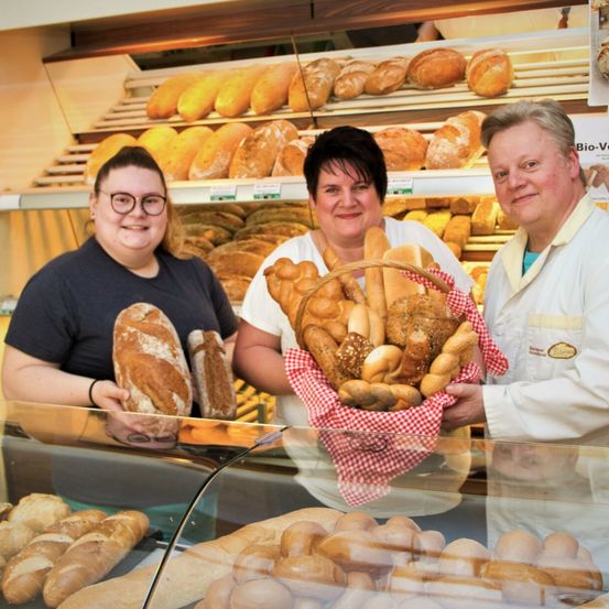 Bild enthält, Shop, Adult, Female, Person, Woman, Glasses, Male, Man, Bracelet, Bread
