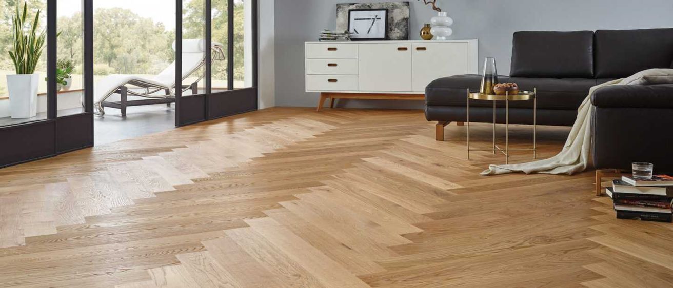 Bild enthält, Floor, Flooring, Wood, Hardwood, Indoors, Interior Design, Stained Wood