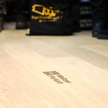 Bild enthält, Wood, Hardwood, Indoors, Interior Design, Floor, Stained Wood, Text, Flooring