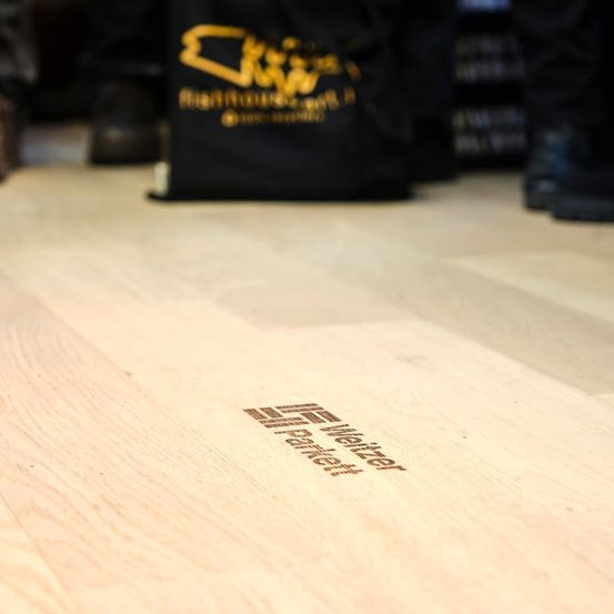 Bild enthält, Wood, Hardwood, Indoors, Interior Design, Floor, Stained Wood, Text, Flooring