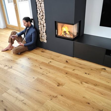 Bild enthält, Interior Design, Person, Sitting, Wood, Fireplace, Floor, Hardwood, Flooring, Adult, Man