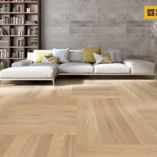 Bild enthält, Floor, Flooring, Indoors, Interior Design, Wood, Hardwood, Couch, Furniture, Wood Panels, Home Decor