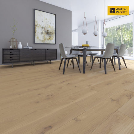 Bild enthält, Floor, Flooring, Interior Design, Wood, Hardwood, Table, Chair, Dining Table, Dining Room, Painting