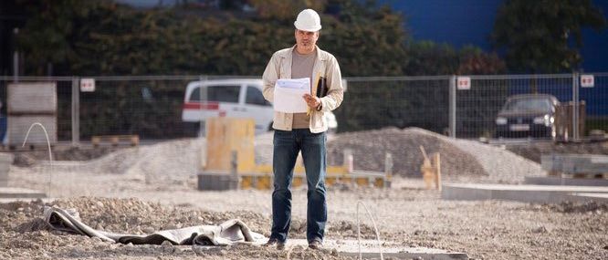 Bild enthält, Hardhat, Helmet, Person, Worker, Adult, Male, Man, Car, Pants, Construction