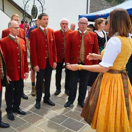 Bild enthält, People, Person, Adult, Male, Man, Costume, Formal Wear, Coat, Fashion, Face